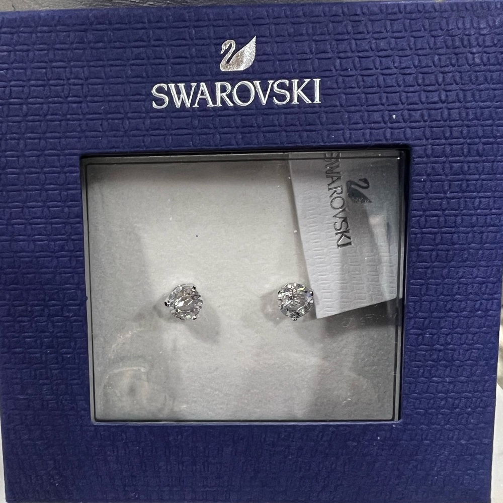 Brand new Beautiful Swarovski Crystal Solitaire earrings